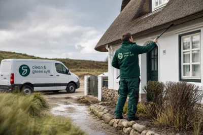 Clean & Green Mitarbeiter prüft ein Reetdach und den Eingangsbereich eines Hauses auf Sylt.